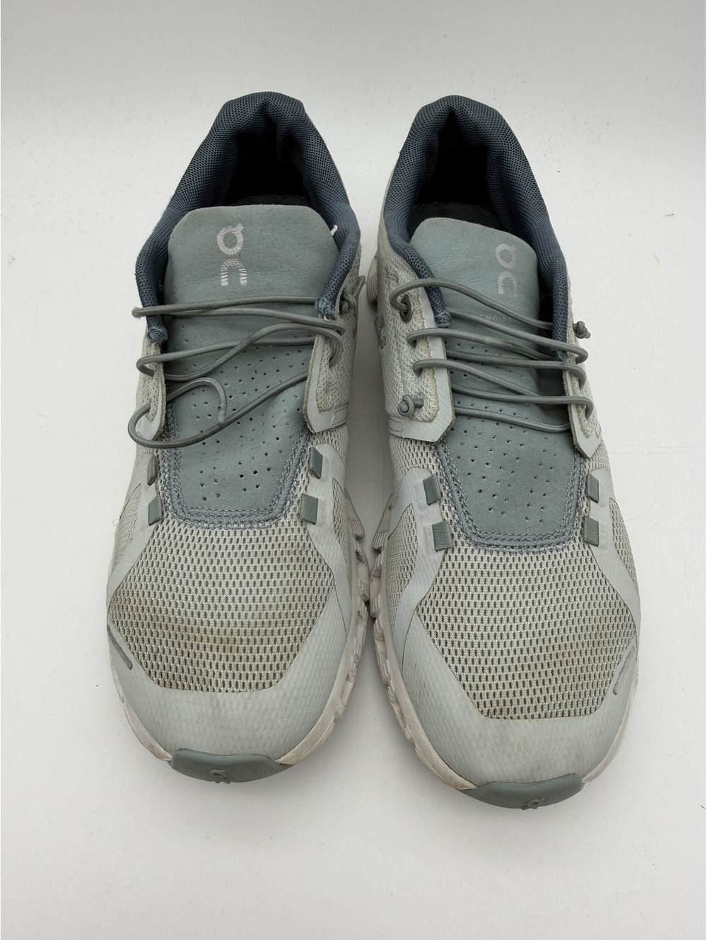 On Cloud Running Shoes in Light Gray and White - Women's Size 8.5